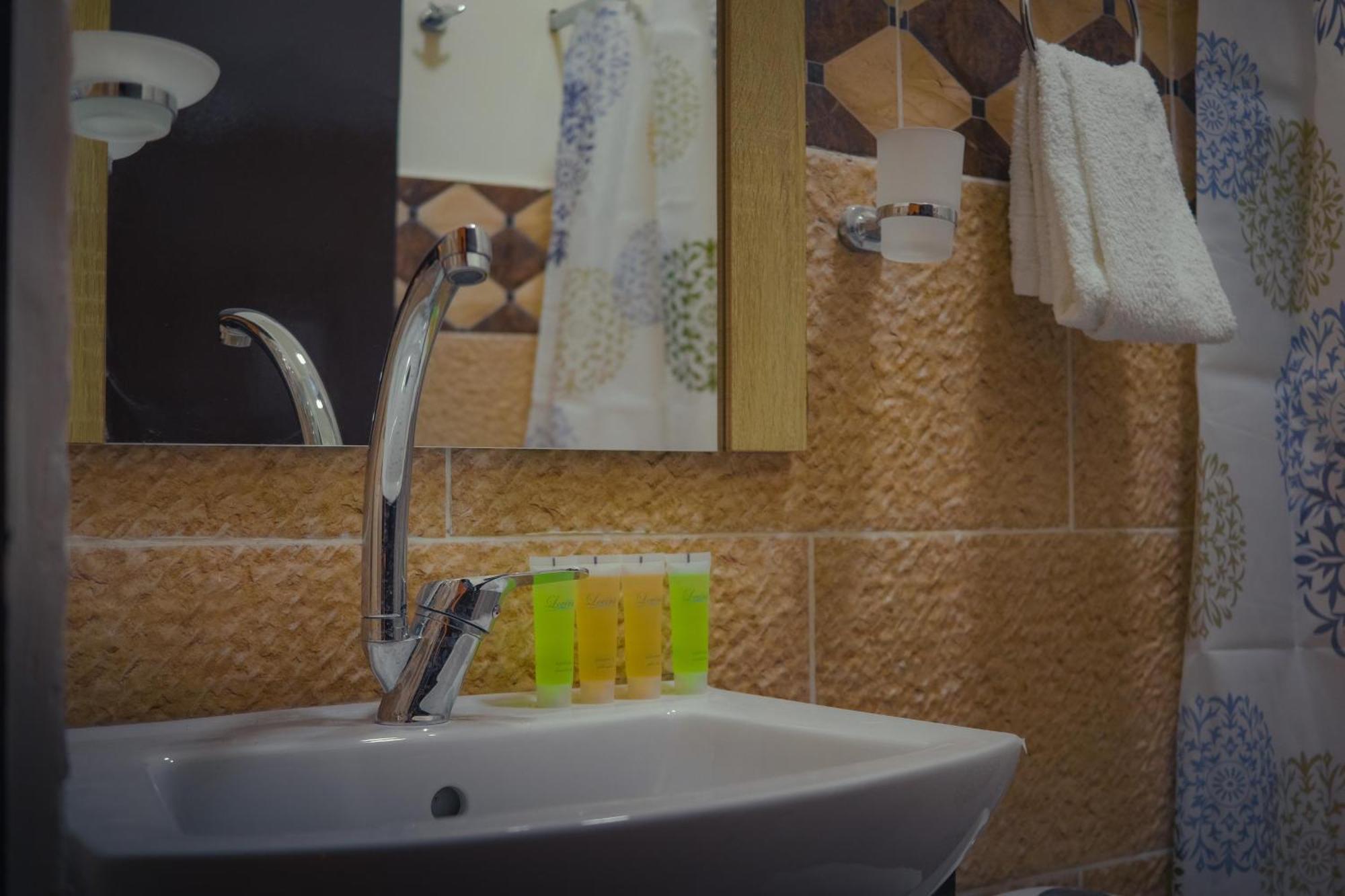 Plaza View Hostel At Tayyibah Екстер'єр фото